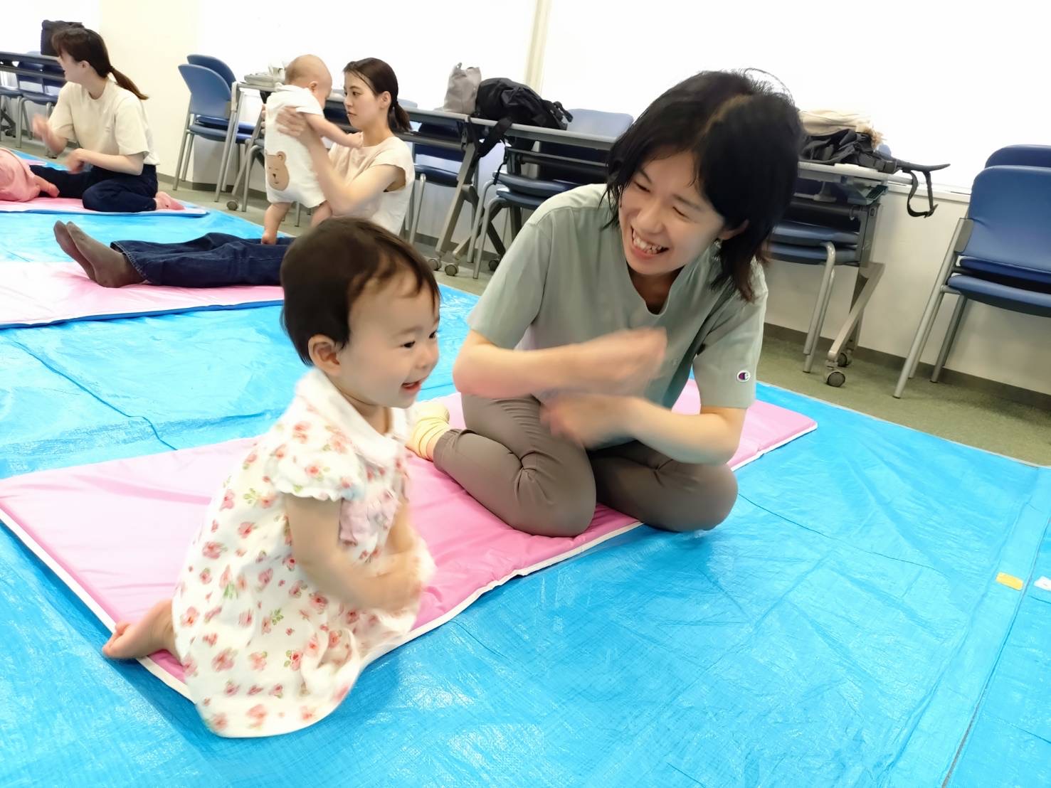 ふれあいあそびを楽しんでいる親子