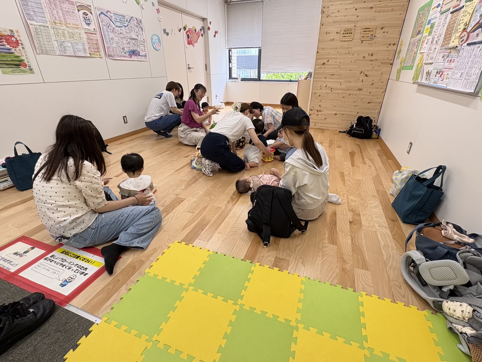 おもちゃで遊んでいる親子