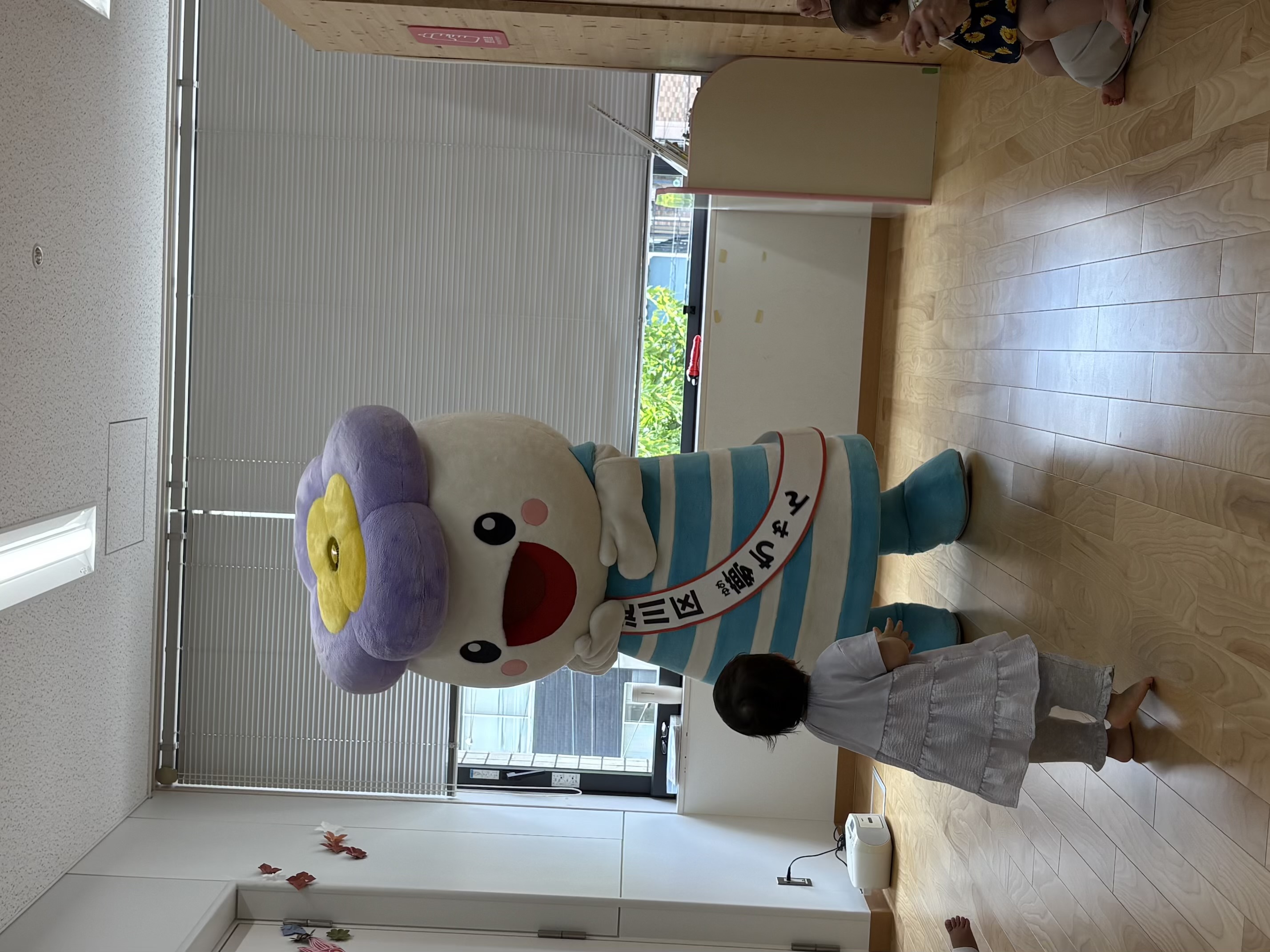 夢ちゃんに興味津々で近づいていく子ども