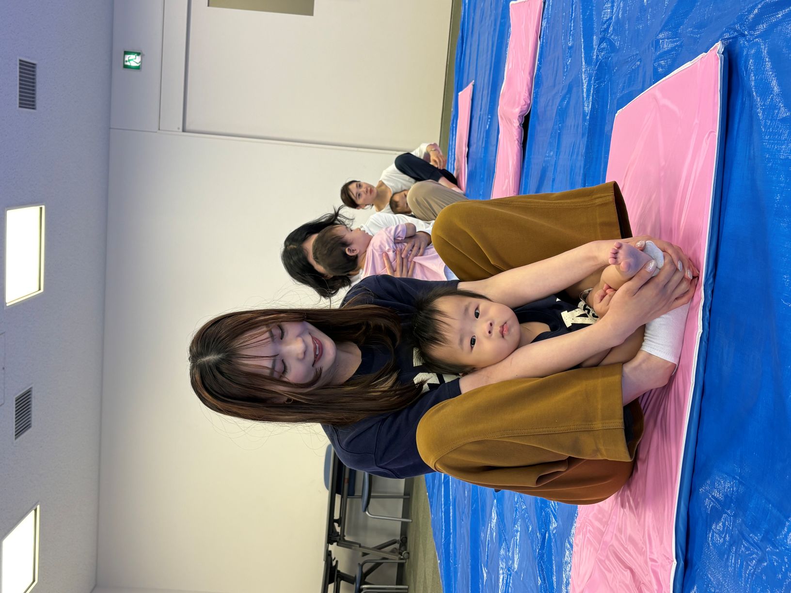 ちょうちょのポーズをしている親子