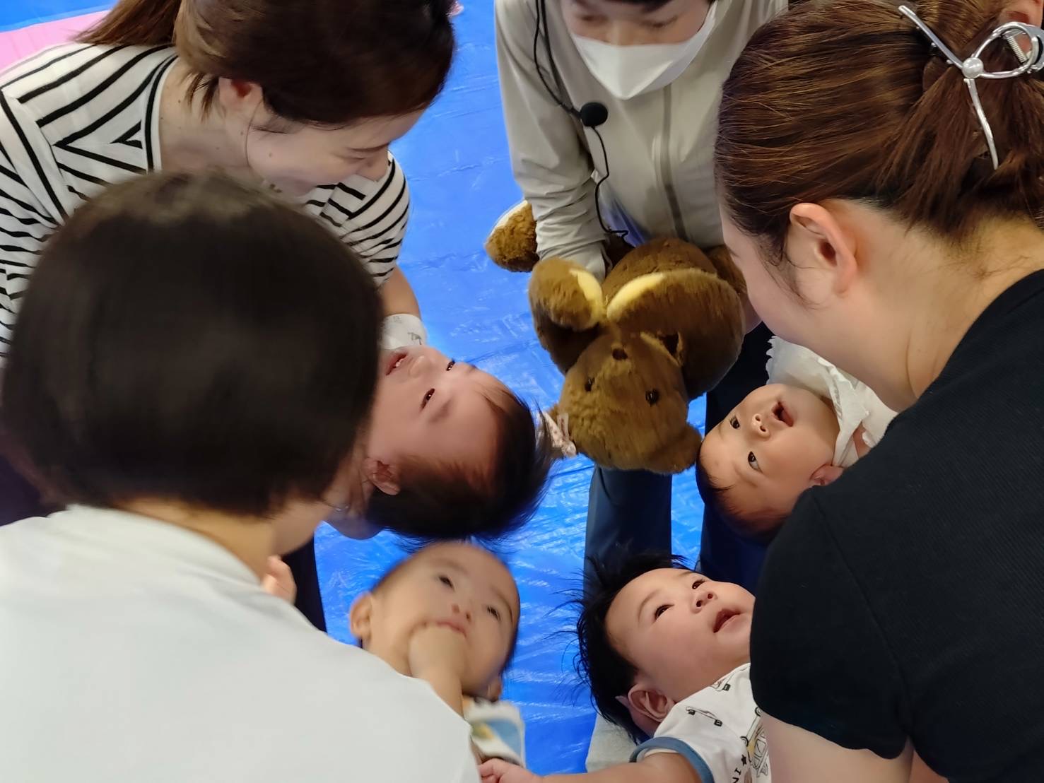 ヨガに参加しているトコトコ組の子どもたち