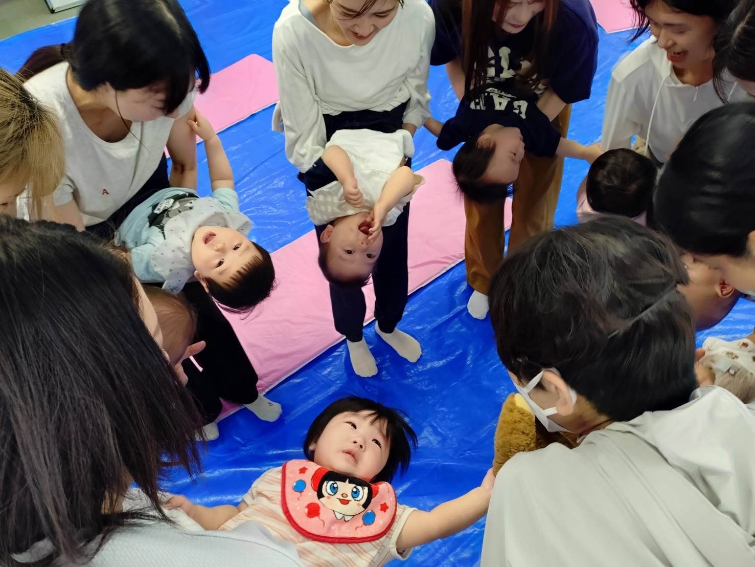 ヨガに参加しているハイハイ組の子どもたち