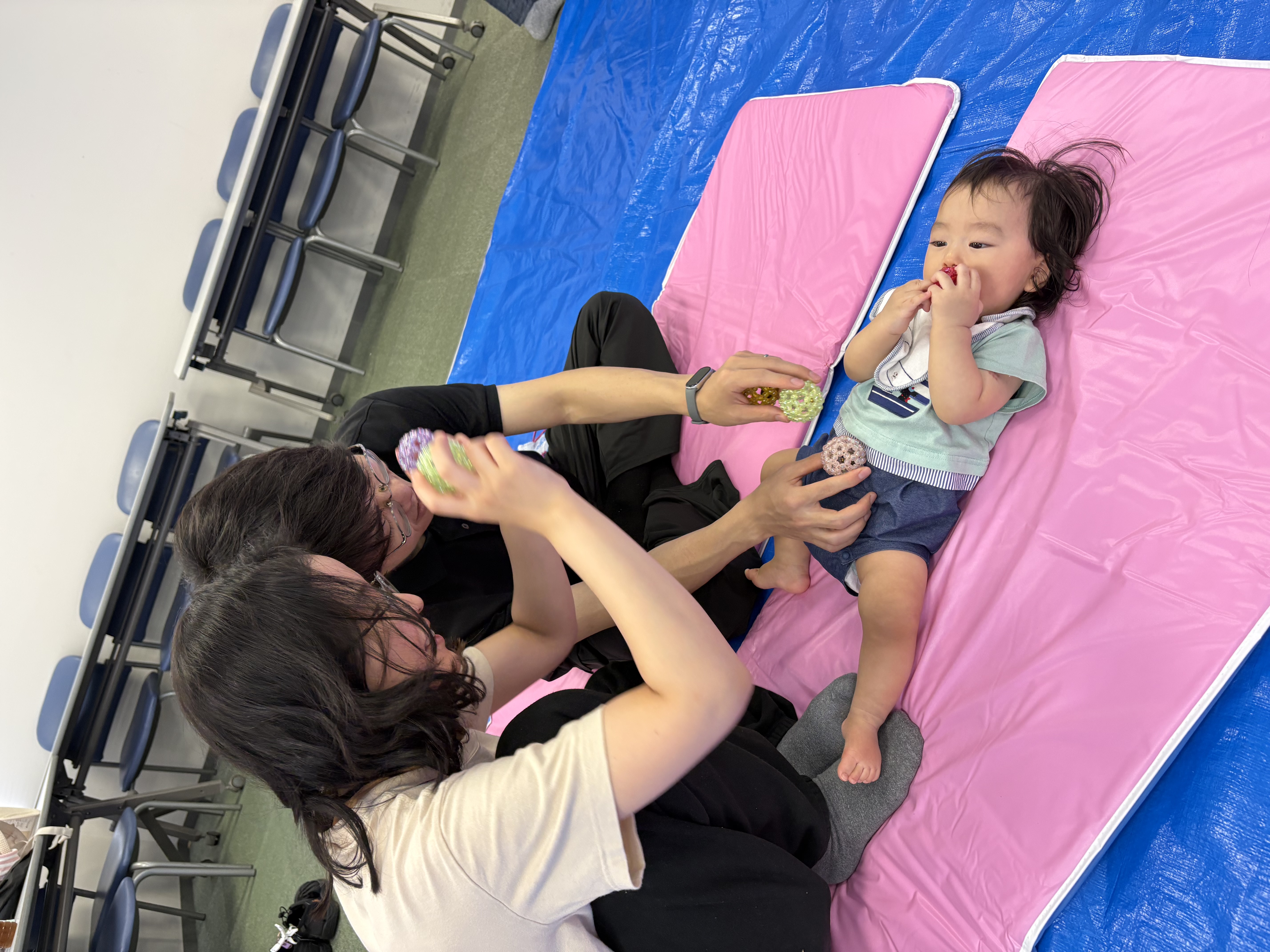 親子3人で遊んでいる様子