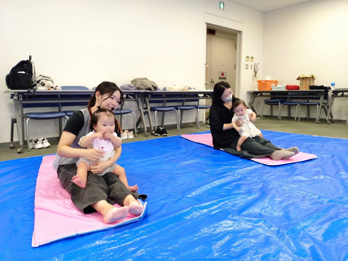 保護者とのふれあいあそびを喜んでいる子ども