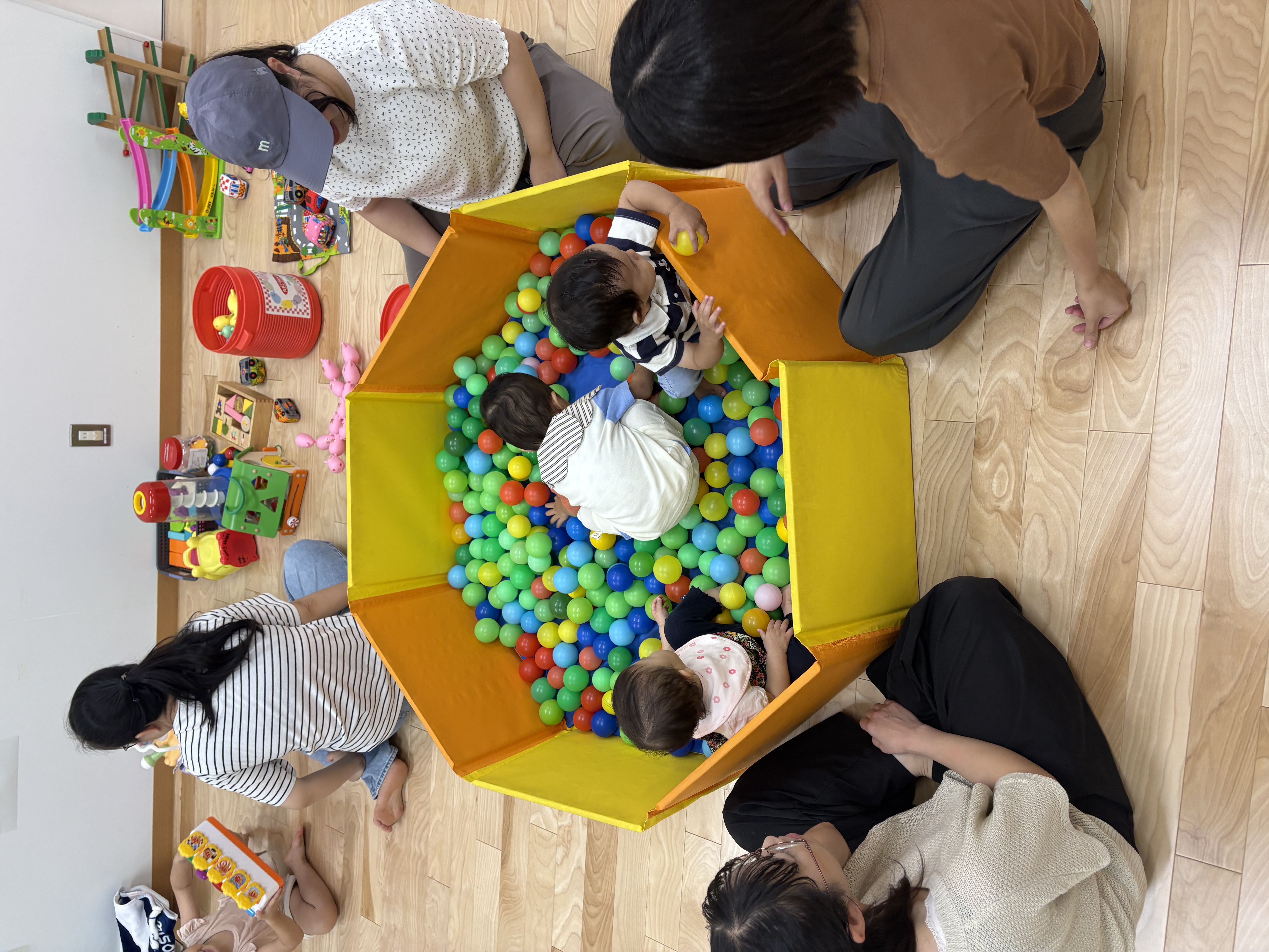 ボールプールに入って遊んでいる子どもたち
