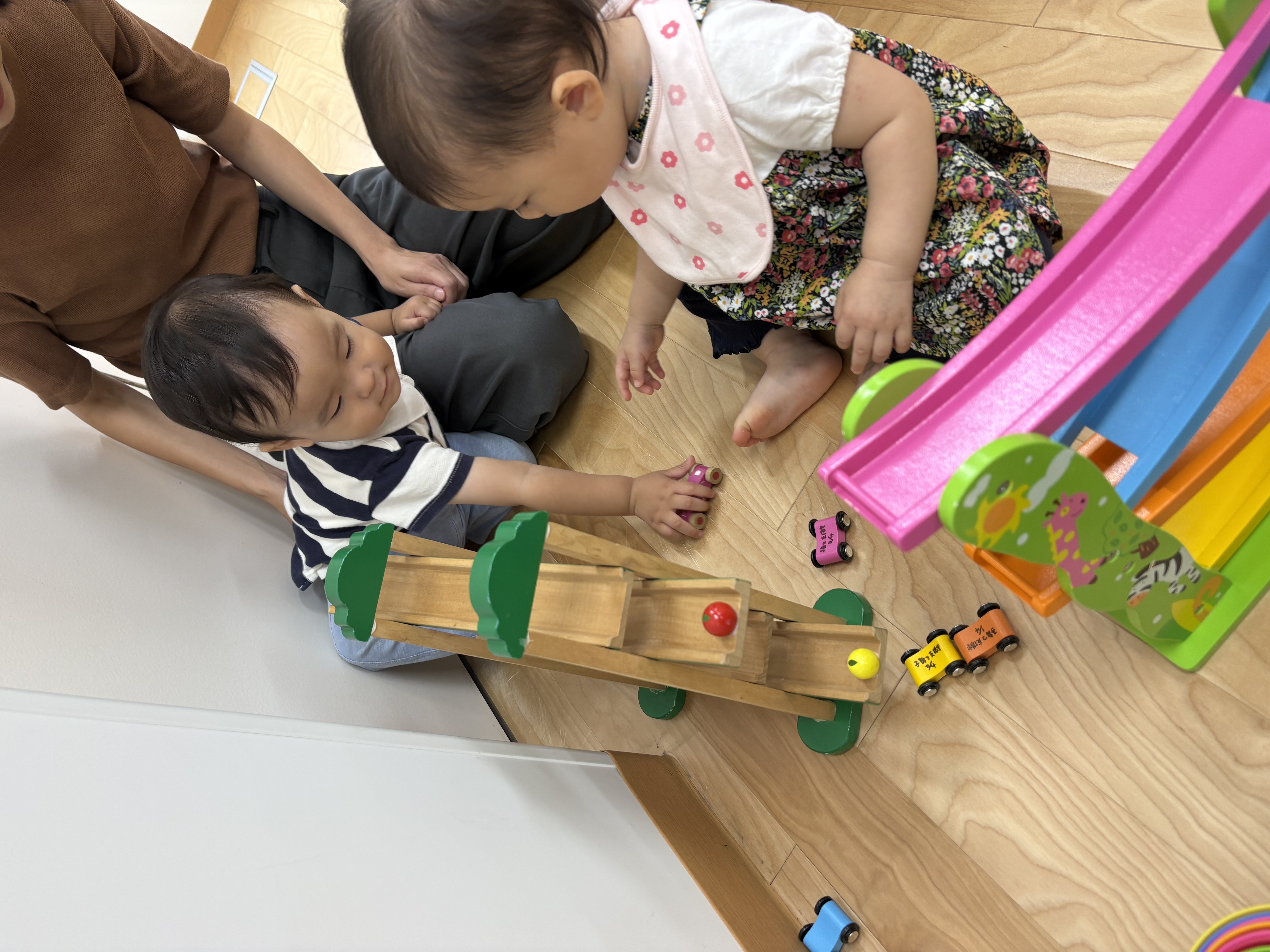 おもちゃで遊んでいる2人の子ども