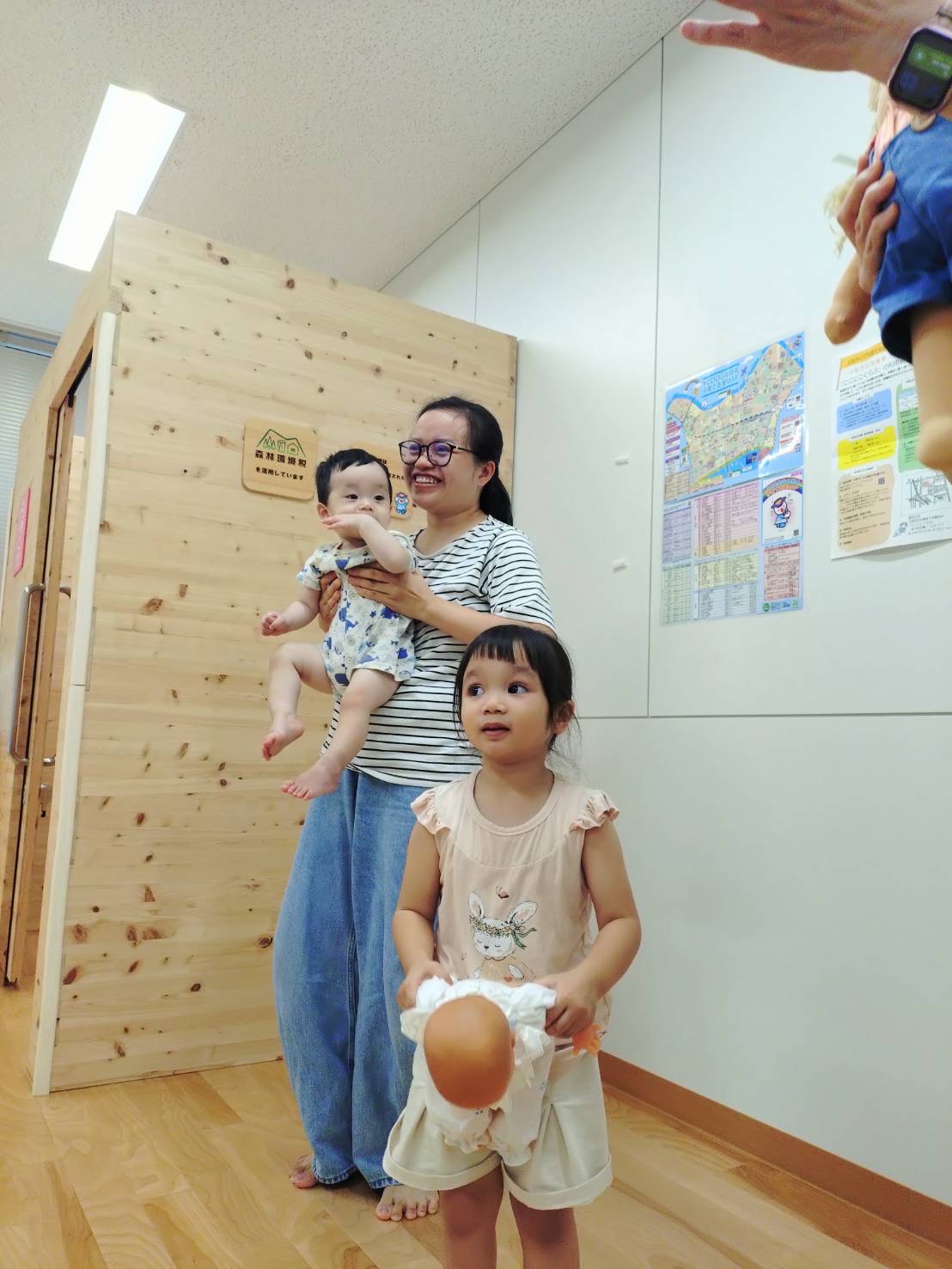 ふれあいあそびを楽しんでいる親子