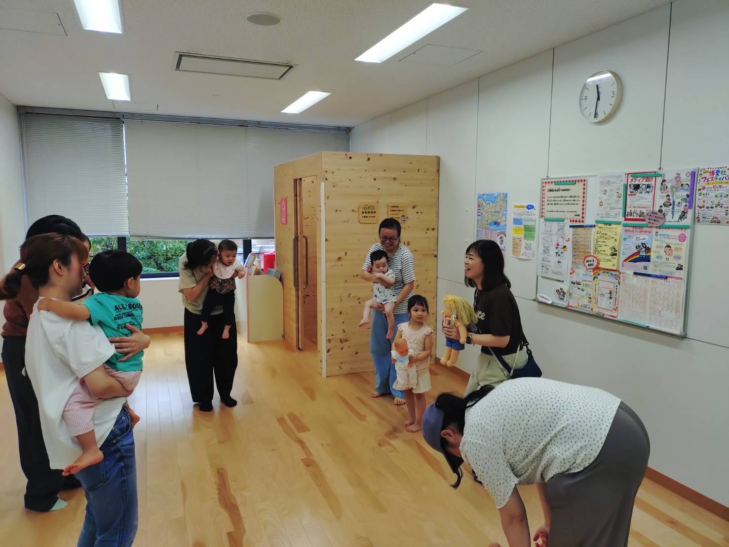 曲に合わせて身体を動かしている参加者