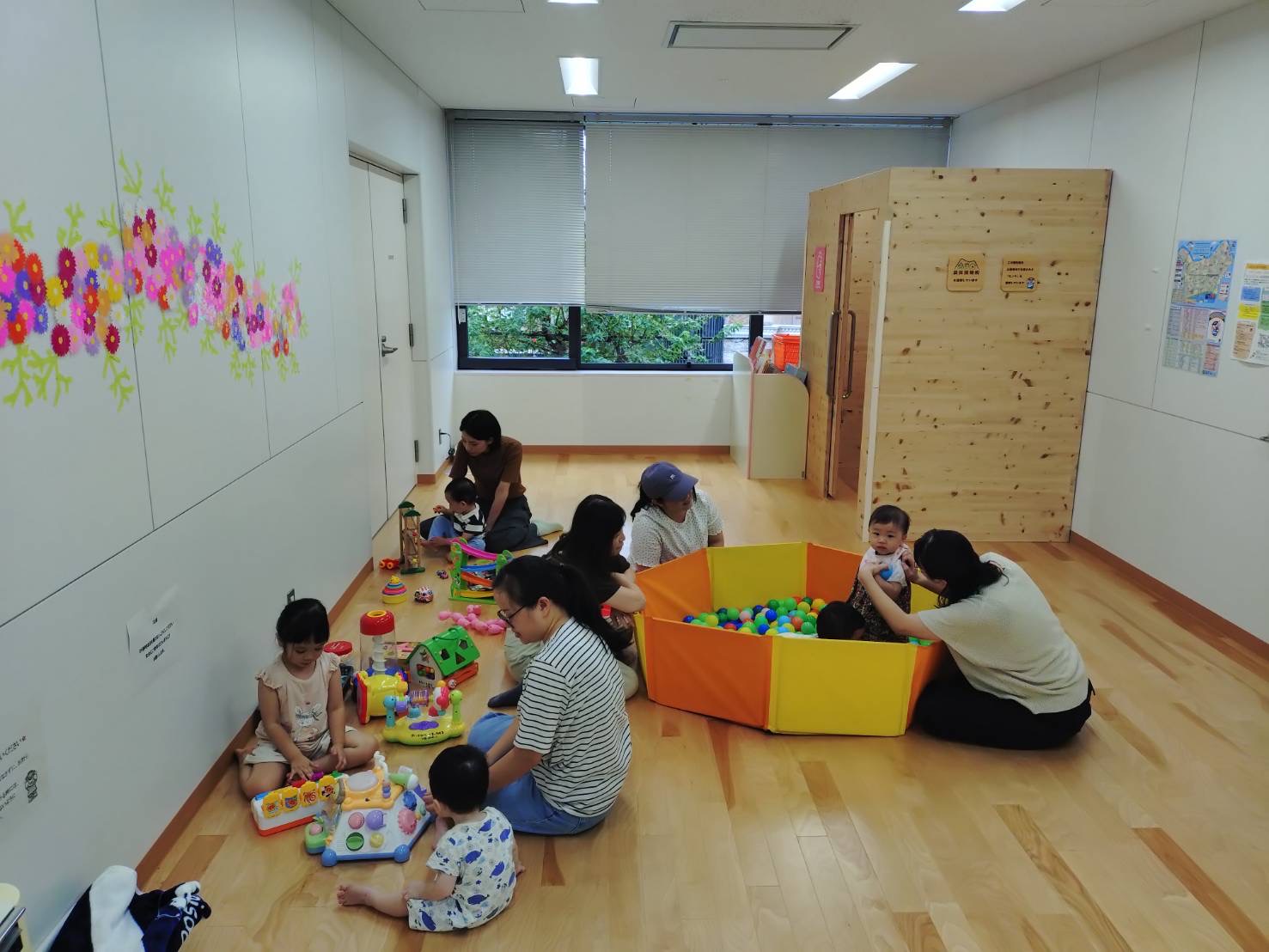おもちゃで遊んでいる親子