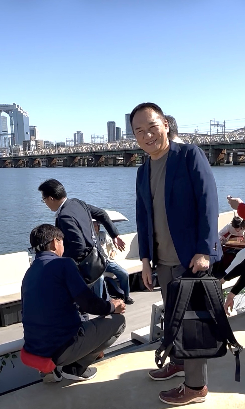 区長と藤井薫代表が船に乗り込む様子